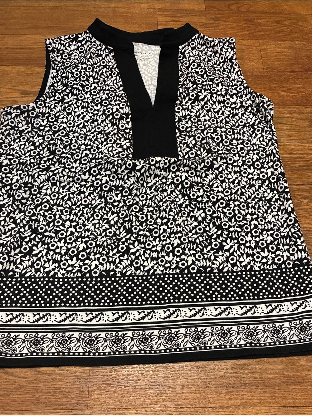Women’s Charter Club Black and White Sleeveless Printed Tank Size Medium